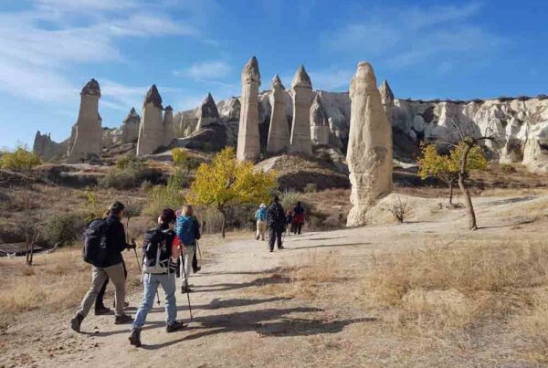 randonneurs-dans-le-parc-national-de-la-cappadoce-en-turquie